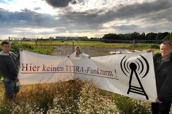 Frankenberg: Standortstreit um die Errichtung eines Behördenfunk-Turms - Dunkle Wolken am Dienstag über der ruhenden Baustelle hinter dem Frankenberger Grenzweg. Sprecher Rico Bretschneider (l.), Janet Kühl und Andreas Wagner von der Bürgerinitiative haben bis zum Abend im Rathaus die Verhandlungen geführt und kämpfen weiterhin gegen den Tetra-Funkturm in der Nähe ihrer Wohnhäuser.