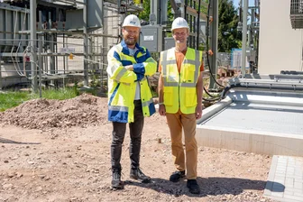 Frankenberg: Transformatoren-Tetris direkt an der Bundesstraße B 169 - Dirk Metzner und Hagen Ruhmer (v. r.) von Mitnetz Strom auf der Baustelle in Frankenberg.