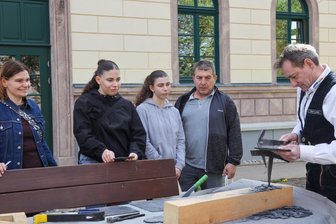 Frankenberg: Über 100 Teilnehmer bei Berufsbildungsmesse - Dachdeckermeister Jan Lauer stellte sich 2024 bei der „#beWhatever“ vor.
