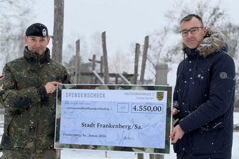 Frankenberg und Chemnitz: Panzergrenadiere überweisen Spendengeld für gleich zwei gute Zwecke - Brigadegeneral David Markus und Bürgermeister Oliver Gerstner am Wasserspielplatz.