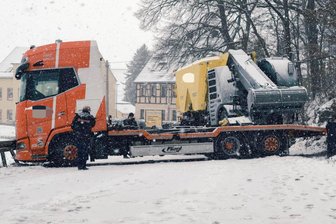 Frankenberg und Flöha: Mehrere Unfälle auf schneeglatten Straßen - Der querstehende LKW bei Flöha blockierte die B 173.