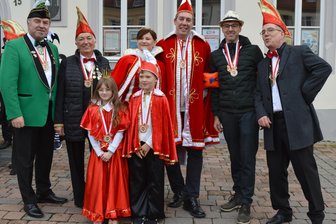 Frankenberg und Hainichen: Die Narren sind wieder los - Oliver Gerstner (2.v.r.) hatte keine Chance: Die Narren übernahmen den Schlüssel.