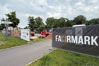 Frankenberg unter Strom: Baustart der Schnellladestation für E-Autos - Hier am Sportzentrum in der Max-Kästner-Straße entsteht jetzt ein neuer Schnellladepark für E-Autos.