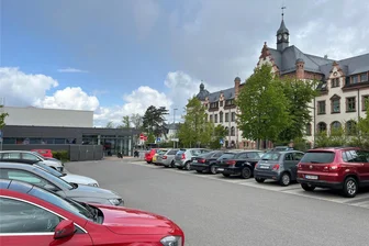 Frankenberg unter Strom: Stadt bekommt Schnellladestation für E-Autos - Hier auf dem Parkplatz an der Dreifeldhalle soll die neue Schnellladestation entstehen.