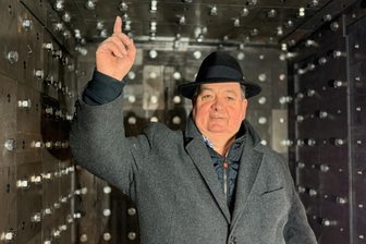 Frankenberg: Unternehmer geht auf Nummer sicher und bietet Bunker und Schutzräume an - Unternehmer Klaus Eckelmann im Inneren seines neuen modularen Schutzraumsystems aus mehrschichtigem Stahl.