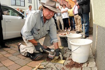 Frankenberg verlegt neue Stolpersteine - Gunter Demnig verlegte 2014 Stolpersteine vor dem Haus Freiberger Straße1 in Frankenberg.
