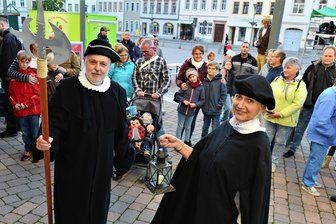 Frankenberg: Vorbereitungen für Händlerfest Licht & Wein laufen auf Hochtouren - Licht und Wein in Frankenberg: 2022 führten die Nachtwächter Ines Klein und Gunter Teichert Gäste durch die Innenstadt.