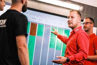 Frankenberg: Warum ein Familienbetrieb Karosserien für Tesla repariert - ATM-Inhaber Eric Müller (2.v.r.) im Gespräch mit Mitarbeitern des Reparaturzentrums.