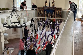 Frankenberg: Warum in Langenstriegis die Hülle gefallen ist - Beim Ostergottesdienst nahmen Mitglieder der Kirchgemeinde die künstlerische Verhüllung des Altars der Dorfkirche Langenstriegis wieder ab.