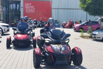 Frankenberg: Wenn die „Liebe auf den ersten Blick“ vor der Zeitwerkstadt parkt - 40 Can-Am Spyder fuhren an der Zeitwerkstadt in Frankenberg vor.