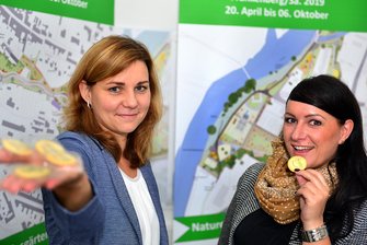 Frankenberg: Werbung für Landesgartenschau startet - Anja Sparmann (l.) und Stephanie Riedel werben schon jetzt für die Landesgartenschau, die 2019 in Frankenberg stattfindet.