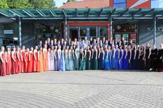 Frankenberg: Wie 30 Schüler zu einer 1 vor dem Komma kamen - Die Absolventen des diesjährigen Abiturjahrgangs am Martin-Luther-Gymnasium Frankenberg vor dem Stadtpark.
