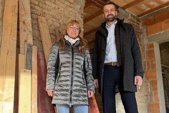 Frankenberg: Wie Wärmepumpe und Solaranlage Heizkosten senken können - Susann Lieberwirth und Enrico Grille im Haus Winklerstraße 52, das von der Wohnungsgesellschaft WGF modernisiert wird.
