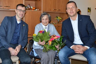 Frankenberg: Wie wird man 100 Jahre alt, Frau Knapp? - Christine Knapp nahm Glückwünsche zum 100. Geburtstag von Frankenbergs Bürgermeister Oliver Gerstner (l.) und Geschäftsführer Frank Zwinscher entgegen.