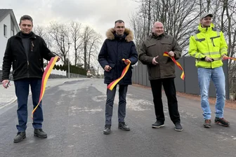 Frankenberg: Wieder freie Fahrt auf der Amalienstraße - Volker Kluge, Oliver Gerstner, Andreas Richter und Felix Walther (v.l.) bei der feierlichen Verkehrsfreigabe des ersten Bauabschnitts der Amalienstraße.
