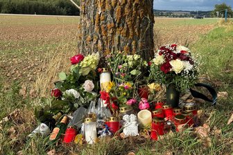 Frankenberg: Wieso verunglückte ein 20-Jähriger Motorradfahrer tödlich? - Trauernde legen am Unfallort Blumen ab und stellen Kerzen auf.