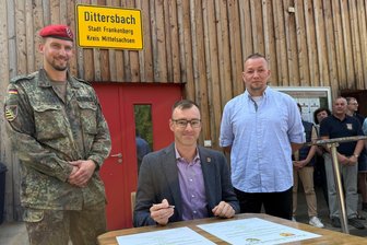 Frankenberg: Win-Win-Situation für die neuen Paten Bundeswehr und Dittersbach - Die Patenschaft zwischen Bundeswehr und Dittersbach unterzeichneten Kompaniechef Jonas Bauer, Bürgermeister Oliver Gerstner und Ortsvorsteher René Lüth (v.l.).