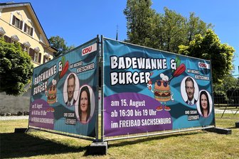 Frankenberg: Wo Michael Kretschmer im Wahlkampf freiwillig baden geht - Dieses Plakat wirbt in Hainichen für „Badewanne & Burger“ am 15. August im Freibad Sachsenburg.