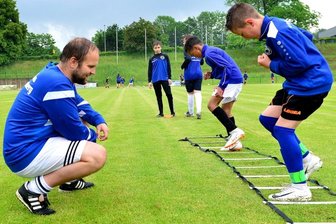 Auch der Fußballverein Barkas Frankenberg wird von der Stadt gefördert. Im Bild: Felix Wiedrich trainiert auf der Jahnkampfbahn die D-Jugend des SV Barkas Frankenberg.