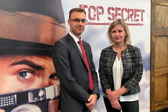 Frankenberg zeigt James-Bond-Laser, Stasi-Geruchskonserven und die kleinste Waffe der Welt - Museumsleiterin Franziska Bäßler und Oliver Gerstner, neuer Aufsichtsratschef der Frankenberger Kultur gGmbH, eröffneten die neue Sonderschau in der Zeitwerkstadt.