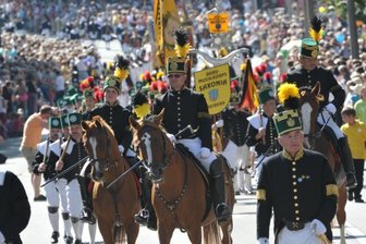 Frankenberg zieht bei Ausgaben für Tag der Sachsen die Notbremse - Die Stadt Freiberg war bereits zweimal Ausrichter des Tages der Sachsen: 1992 und 2012. Die Mitglieder des Bergmusikkorps Saxonia marschierten 2012 beim Festumzug zum Tag der Sachsen mit. 4000 Teilnehmer zählte der Umzug.