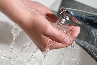Frankenberg: ZWA-Kunden müssen ab 2025 bei Wasser und Abwasser mehr bezahlen - Für Wasser - hier ein Symbolbild - müssen Kunden des Zweckverbandes ZWA mit Sitz in Hainichen ab 1. Januar 2025 tiefer in die Tasche greifen.