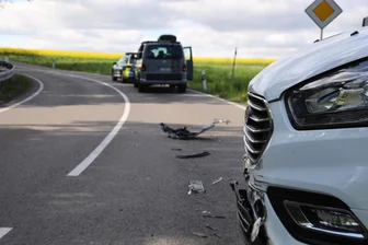 Frankenberg: Zwei Transporter stoßen auf B 180 zusammen - Auf der B 180 sind an einer Kreuzung zwei Transporter zusammengestoßen.