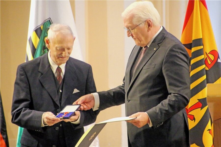 Frankenberger erhält Bundesverdienstkreuz und will 100 Jahre alt werden - Immo Stamm (l.) erhält von Bundespräsident Frank-Walter Steinmeier das Bundesverdienstkreuz am Bande. 