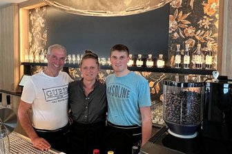 Frankenberger Familie erfüllt sich mit Gasthaus „Futterkammer“ einen Lebenstraum - Torsten, Katja und Sohn Louis Recht (v. l.) hinter dem Tresen ihres Gasthauses „Futterkammer“. Zur Familie gehören auch die Töchter Pauline und Sandra.