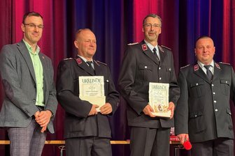 Frankenberger Feuerwehrleute halten zusammen - Die Wehrleiter Tino Werner (2. v. l.) und Michael Knoth (2. v. r.) wurden für 30 Jahre Dienst geehrt, links Bürgermeister Oliver Gerstner, rechts Vizewehrleiter Tino Hocke.