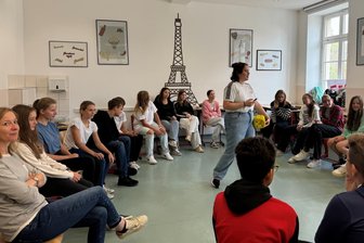 Frankenberger Französischschüler fragen Pauline: Haben Sie schon mal Schnecken gegessen? - Französischunterricht am Luthergymnasium mit Muttersprachlerin Pauline Mehl (M.). Vorn links Klassenlehrerin Juliane Schäffner.