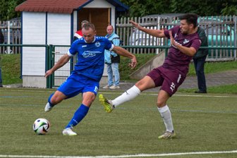 Frankenberger Fußballer bleiben weiter punktlos in der Sachsenklasse - Distanzschuss bringt Hoffnung: Der Frankenberger Nils Nebe, der eigentlich nur noch für die Altherren auflaufen wollte, traf hier zum zwischenzeitlichen 1:2 gegen Irfersgrün.