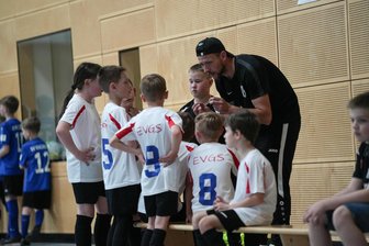 „Frankenberger Fußballhelden“: Team der Initiatoren gewinnt die Turnier-Premiere - Bei der Premiere erfolgreich: Ronny Schweinitz (r.) und die sportlichen Hortkinder der Evangelischen Grundschule St. Katharina sind die ersten "Frankenberger Fußballhelden".