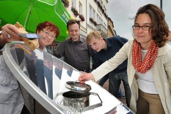Frankenberger Grüne kochen mit Sonnenenergie - Die Grünen kochten am Montag auf dem Frankenberger Markt im Spiegel mit Sonnenenergie: Renate Sauer, Urs Moesenfechtel, Sebastian Walter und Landesvorsitzende Claudia Maicher (v. l.).