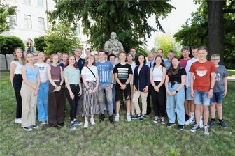 Frankenberger Gymnasiasten drehten Runden - Vereine freuen sich - 20 Schülerinnen und Schüler des Luthergymnasiums übergaben der Freiwilligen Feuerwehr Sachsenburg/Irbersdorf und dem Hospiz- und Palliativdienst Oederan jetzt jeweils 3500 Euro für die Vereine. Die jungen Leute hatten das Geld bei ihrem jüngsten Spendenlauf durch Sponsorengelder erlöst.