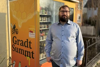 Frankenberger Honigautomat bietet Süßes rund um die Uhr - Jonathan Gradt vor seinem Honigautomaten in der Äußeren Chemnitzer Straße in Frankenberg.