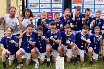 Frankenberger Jugendfußballer jubeln über fast makellose Saison - Ab in die Landesklasse: Die D-Junioren von Barkas Frankenberg steigen als mittelsächsischer Meister auf. Sie gaben in der Punktspielrunde keinen Zähler ab. 