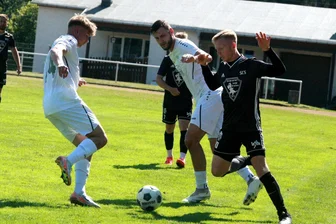 Frankenberger Kicker unterliegen im Vogtland und warten weiter auf das erste Tor - Die Frankenberger Finn-Erik Stöcker (l.) und Paul Einert (M.) hatten Mühe, den Syrauer Max Rudisch, der das zwischenzeitliche 2:0 erzielte, zu stoppen.