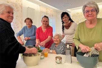 Frankenberger Lindenpark: Wo der Schmerz verfliegt - Klitscher selbst gemacht - das stand am Montag in der neuen DRK-Tagespflege Lindenpark auf dem Programm. Sabine Arnold (2. v. r.) leitet das Team. Links neben ihr Brigitte Fritzsche und Pflegefachkraft Isabelle Krutzsch.