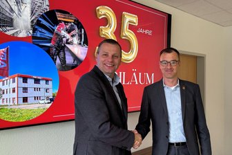 Frankenberger Maschinenbauer FMA feiert 35 Jahre: Stabil auch in schwierigen Zeiten - Bürgermeister Oliver Gerstner (r.) gratuliert FMA-Chef Andreas Schramm zum Jubiläum.