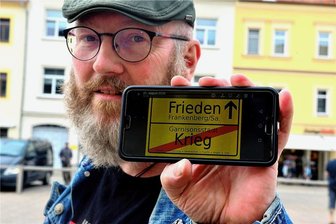 Frankenberger Protest gegen Panzer muss warten - Jörg Hommel, Fraktionschef von Die Linke/SPD in Frankenberg, ist gegen Krieg und möchte nirgends Panzer hin schicken. Hier ein Foto vom Friedensfest 2021. 
