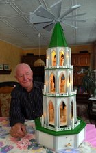 Frankenberger Pyramide passt nun in die gute Stube - Joachim Friedrich hat die Frankenberger Pyramide, die sich seit 2002 auf dem Markt dreht, im Maßstab 1:10 nachgebaut. 