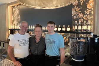 Frankenberger Restaurant „Futterkammer“: Familie Recht hat keinen Tag bereut - Torsten, Katja und Sohn Louis Recht (v. l.) hinter dem Tresen der „Futterkammer“. Zur Familie gehören auch die Töchter Pauline und Sandra.