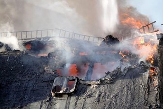 Frankenberger Straße: Dachstuhl steht in Flammen - Als die Kameraden eintrafen, schlugen Flammen aus dem Dach des Gebäudes.