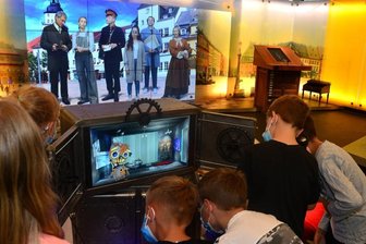 Frankenberger Zeit-Werk-Stadt besteht Generalprobe - Die Zeit-Werk-Stadt hat die Generalprobe vor der Eröffnung am 15. Juli bestanden. Die 24 Schüler der Klasse 3 a der Astrid-Lindgren-Grundschule aus Frankenberg waren begeistert. Sie durften als erste Gäste das Erlebnismuseum besuchen. Gewonnen hatten sie die besondere Schulstunde bei einem Kreativ-Wettbewerb.