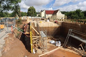 Frankenhausen: Wichtige Verbindung nach Ponitz noch mehrere Monate dicht - Nach dem Abriss der maroden Brücke erfolgen derzeit die Arbeiten an den Widerlagern und dem Überbau der neuen Überführung.