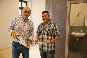 Frankenhausener Kloster-Retter mit neuen Ideen: Öffnet bald eine Gaststätte in dem Crimmitschauer Ortsteil? - Stefan Rudert (links) und Lutz Kretzschmar vom Verein Sächsischer Heimatschutz Frankenhausen in einem Zimmer der Pilgerherberge, die bald eröffnet wird. Die Vermietung dieser Zimmer und die Gastronomie könnten künftig durch einen Betreiber gemanagt werden.