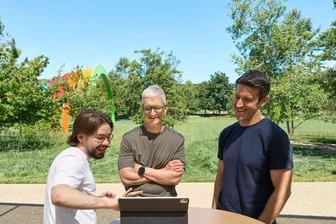 Frankfurter Student gewinnt bei Apples Entwickler-Wettbewerb - Anton Baranov (l) zeigte seine App sowohl Apple-Chef Tim Cook (M) als auch dessen designiertem Nachfolger John Ternus.