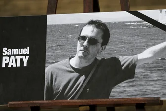 Frankreich: Prozess um Enthauptung von Geschichtslehrer Samuel Paty startet - Ein Trauerbild des Geschichtslehrers Samuel Paty.