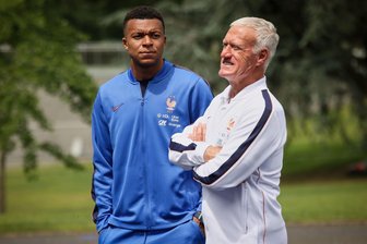 Frankreich-Star Mbappé stellt WM-Titel über Klose-Rekord - Frankreich-Stürmer Kylian Mbappé und Trainer Didier Deschamps wollen den dritten WM-Titel der Verbandsgeschichte holen. (Archivbild)